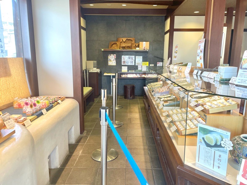 犬山土産　栗羽二重のもちたけ本店の店内