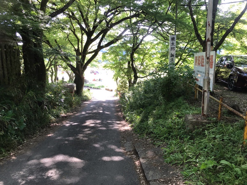 桃太郎キャンプ場　駐車場入り口の坂道