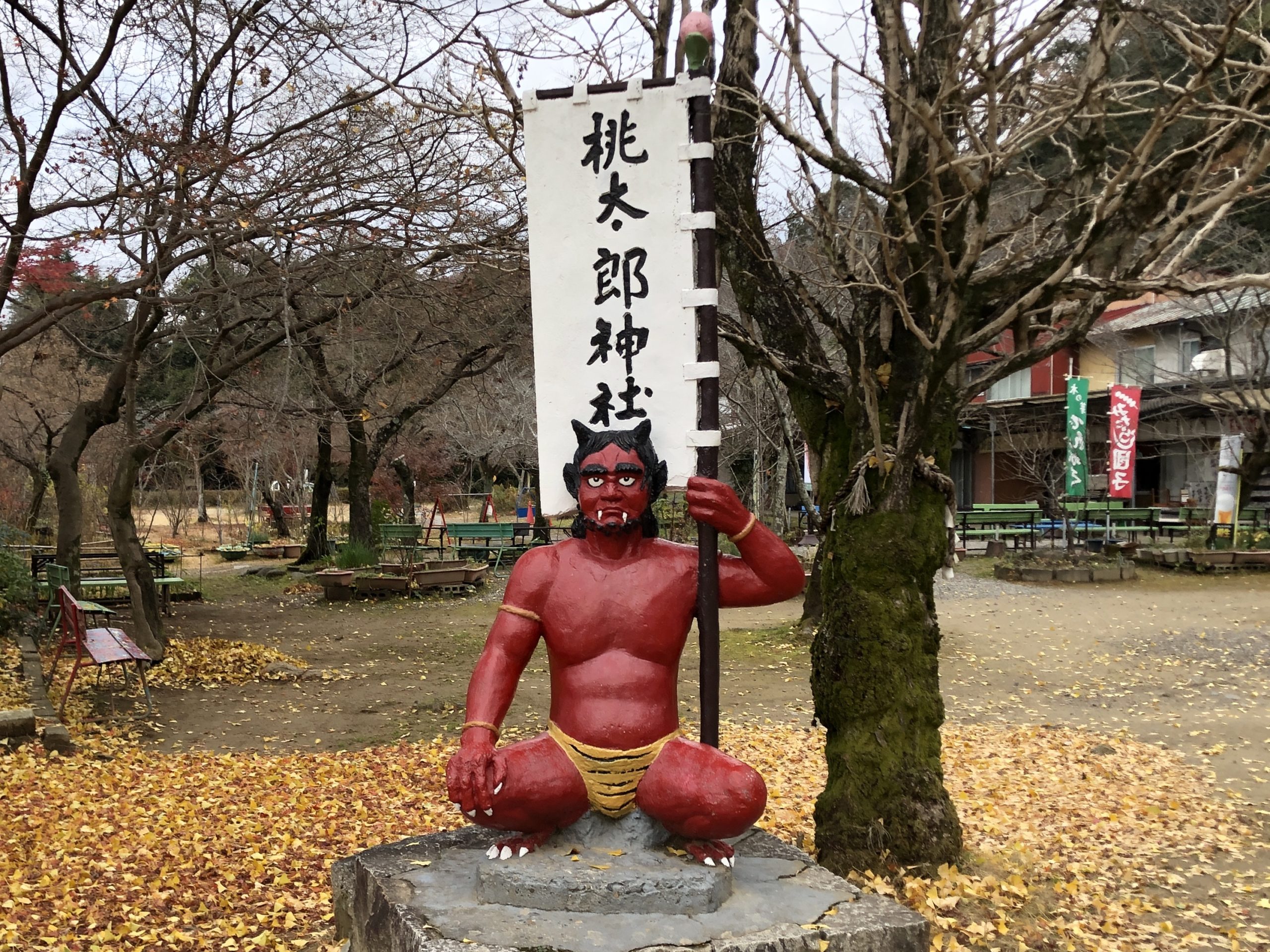 桃太郎神社のコンクリート彫刻の鬼