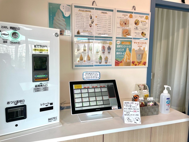 犬山カフェ　ミルクパーラーぴゅーるの店内の食券機