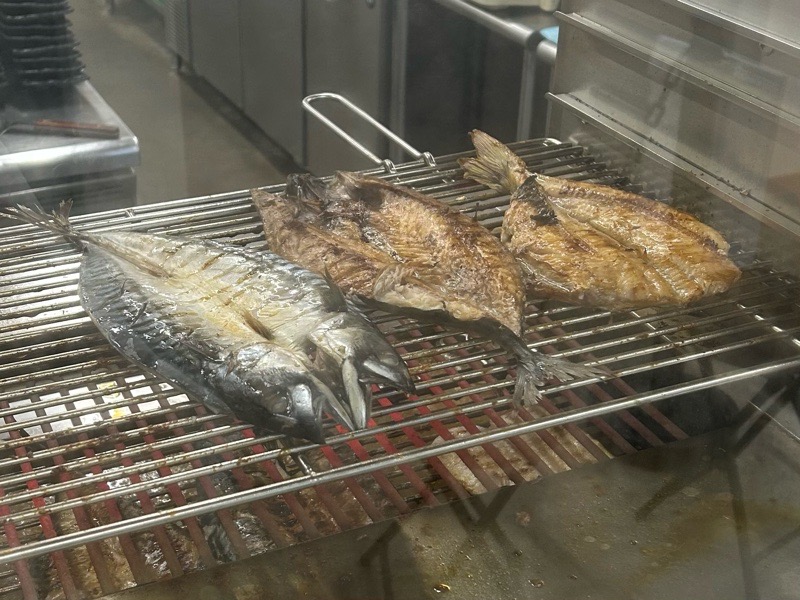 四日市ヒモノ食堂　扶桑店　干物焼いてくれる