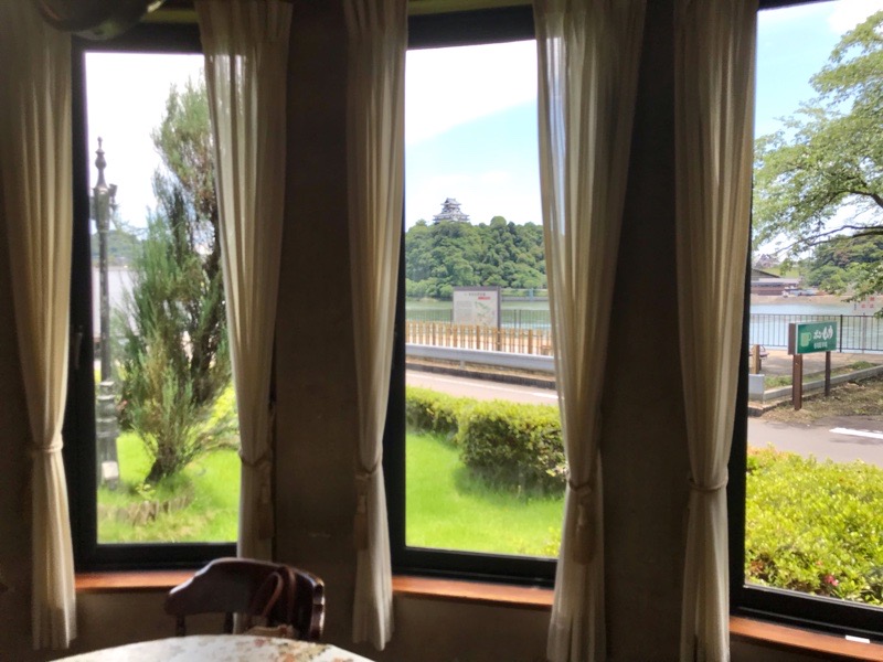 岐阜県各務原市ランチ　犬山城が見えるレストラン　ボンムウの店内から見える犬山城
