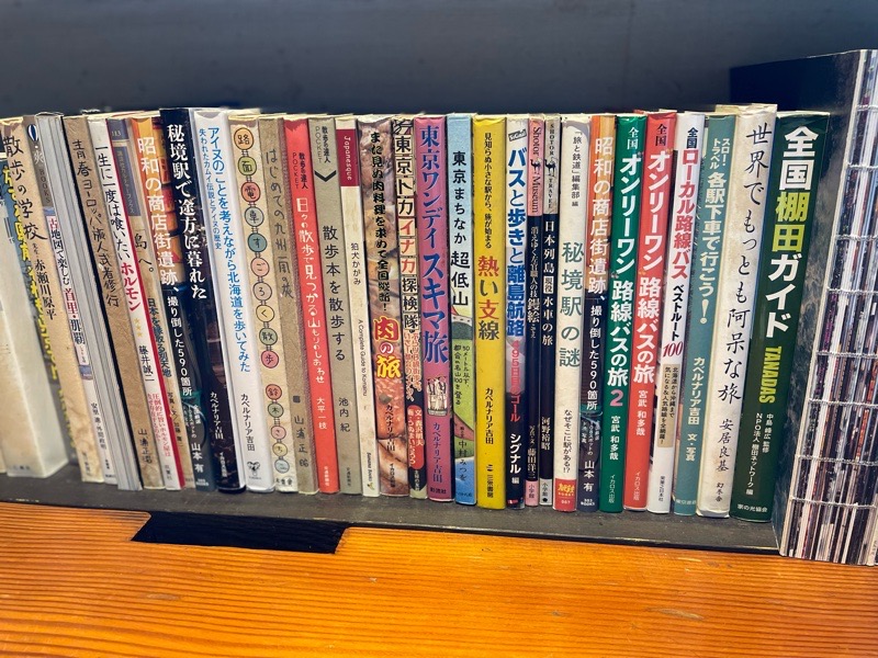 犬山城下町カフェ　珈琲ふうの店内の本