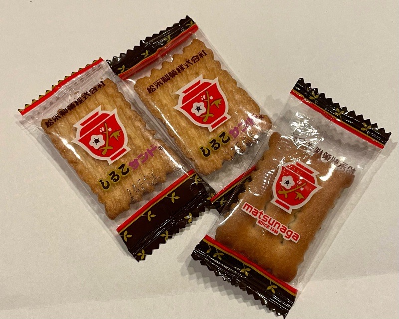 小牧パインツリーファクトリー　松永製菓のしるこサンド　割れビス