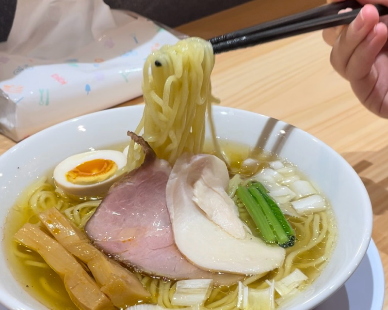 犬山ランチ　らーめん結まるの味玉すぱいす香る白醤油らーめん