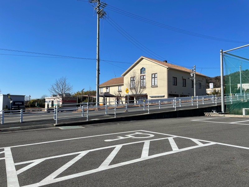 小牧ワイナリーの駐車場　ななほしカフェでランチ