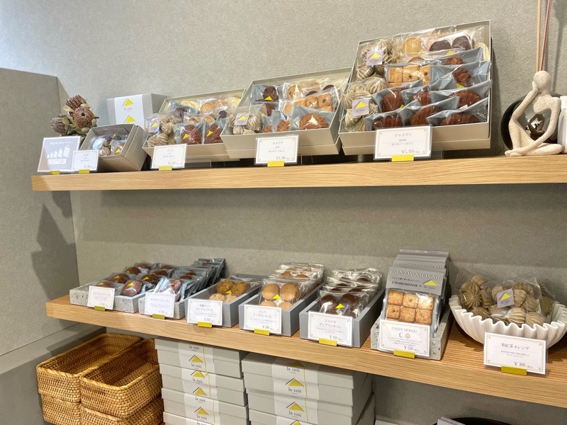 犬山ケーキ　パティスリールトワの店内の焼き菓子