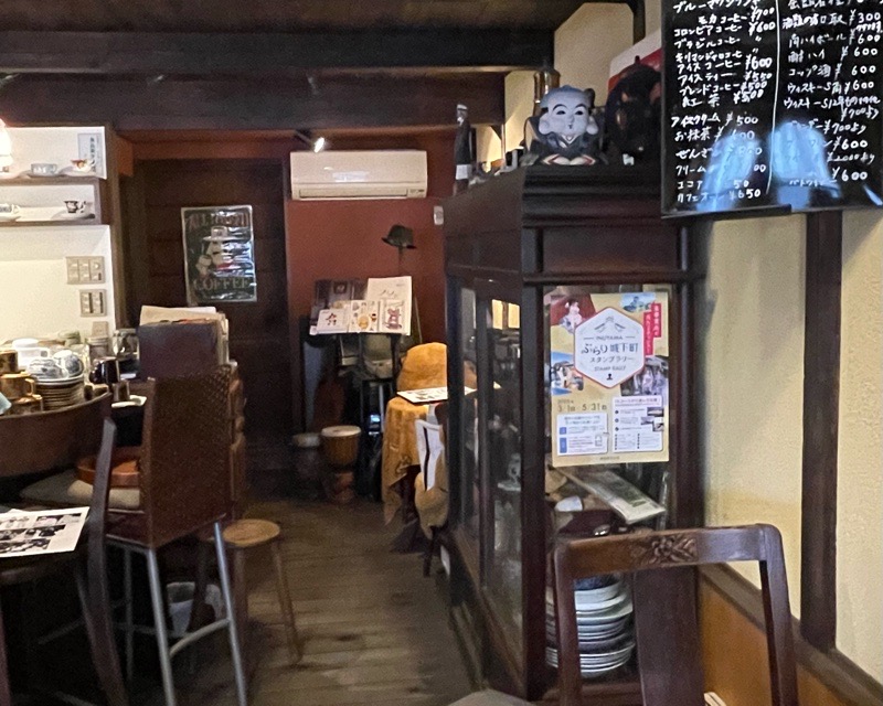 犬山城下町　カフェ＆バー河橋の店内