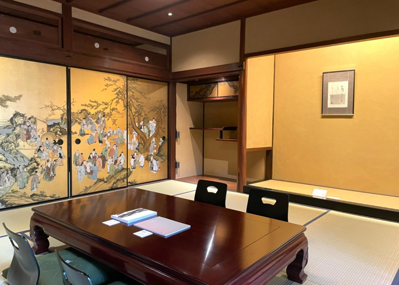 犬山城下町　古民家ホテル宿SHUKU　下本町棟の２０２室内　襖絵