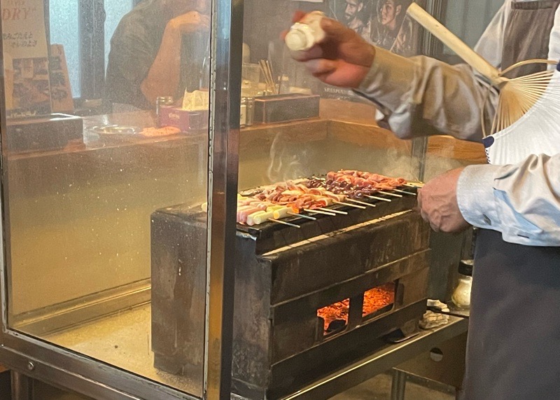 各務原鵜沼駅前　とん焼き　つたやの店内と焼き場