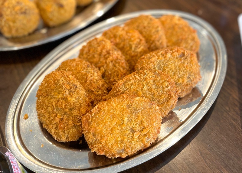 美濃加茂市肉のかた山　丸メンチ　牛コロッケテイクアウト