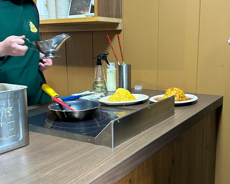 犬山城下町　とろ～り卵のオムライスさん太の店内