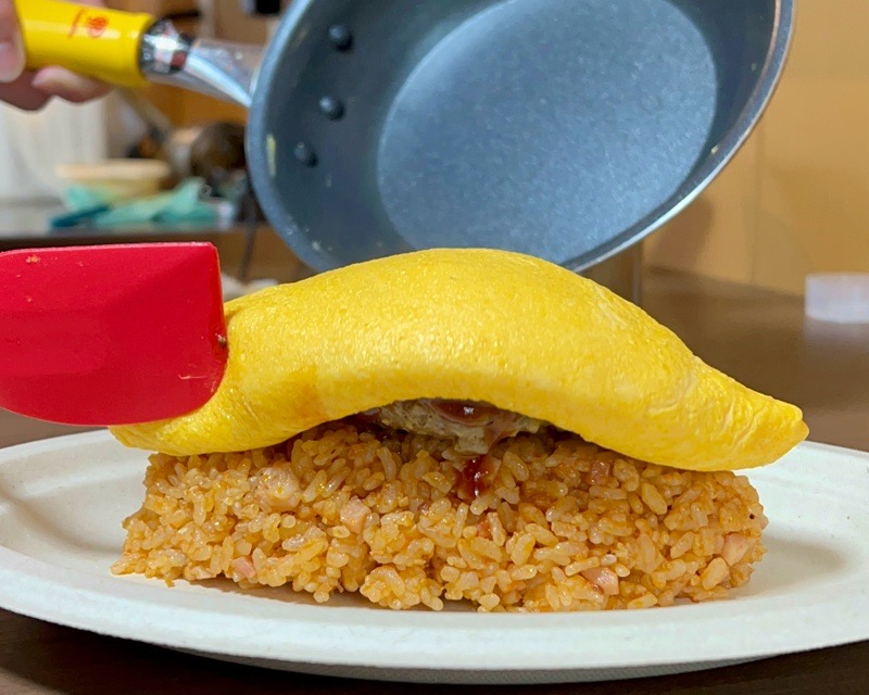 犬山城下町　とろ～り卵のオムライスさん太　飛騨牛バーグぱっかーんオムライス