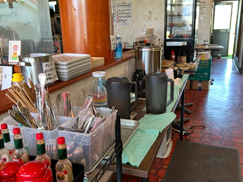 一宮ランチ　喫茶ミントの壁　店内　セルフサービス