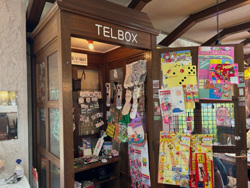 一宮喫茶店　ミントの壁の店内