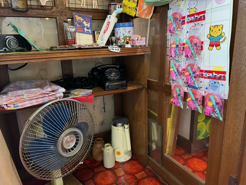 一宮喫茶店　ミントの壁の店内
