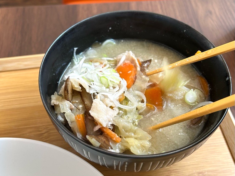 犬山カフェ おむすびHUGMOG食堂の豚汁
