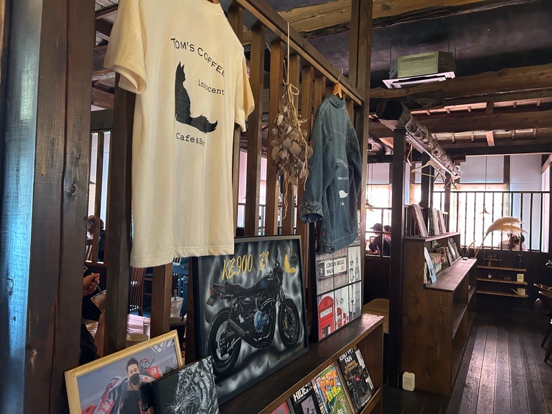 江南カフェ トムズコーヒーイノセント 店内