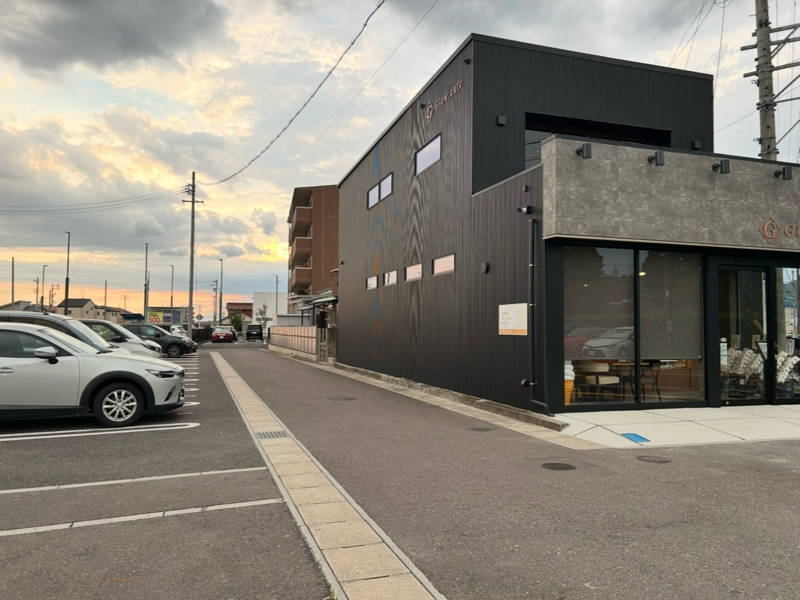 各務原市カフェ Glow.cafe グロウカフェの駐車場