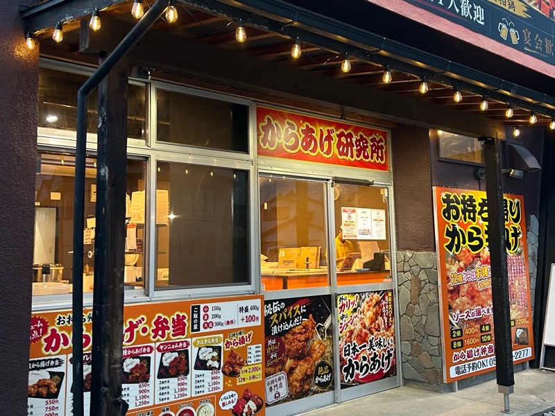 犬山テイクアウト から揚げ研究所 店内のカウンター