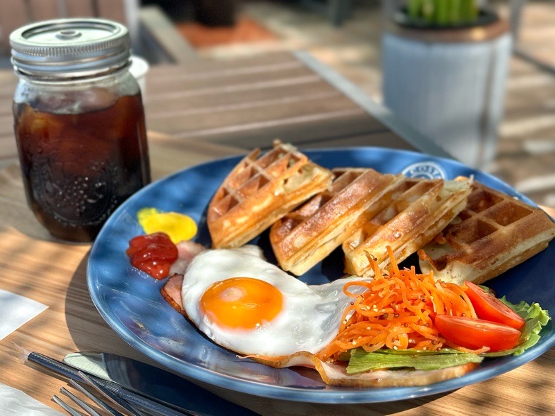 小牧カフェ マライカバザール レインボーカフェ ベーコンエッグワッフル