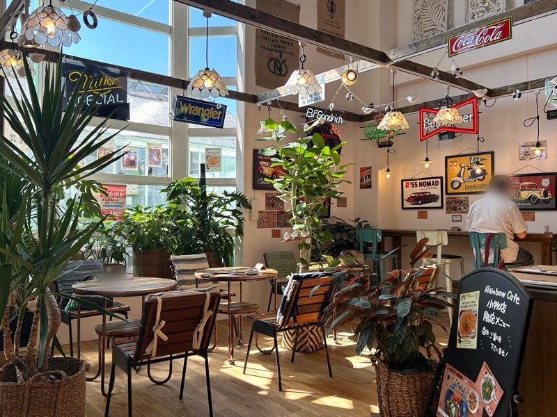 小牧カフェ マライカバザール レインボーカフェの店内